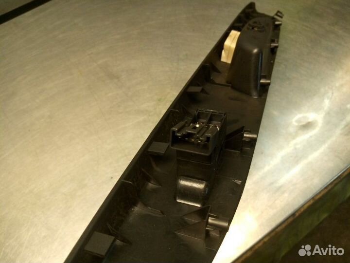 Кнопка стеклоподъемника задняя правая Suzuki Sx4