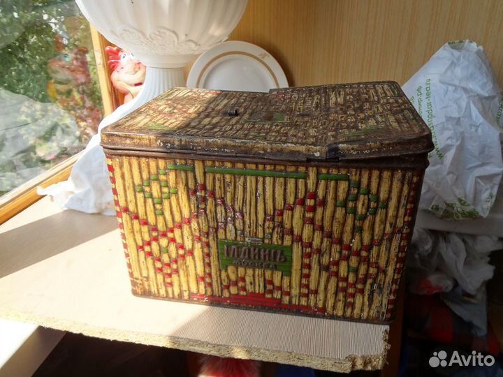 Жестяная старинная коробка