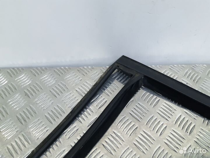 Б/У Уплотнитель стекла двери задней левой верх