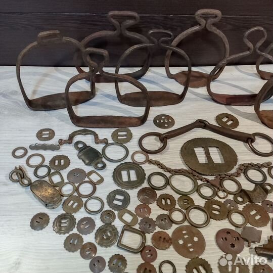 Старинные стремена, удила, фрагменты упряжи