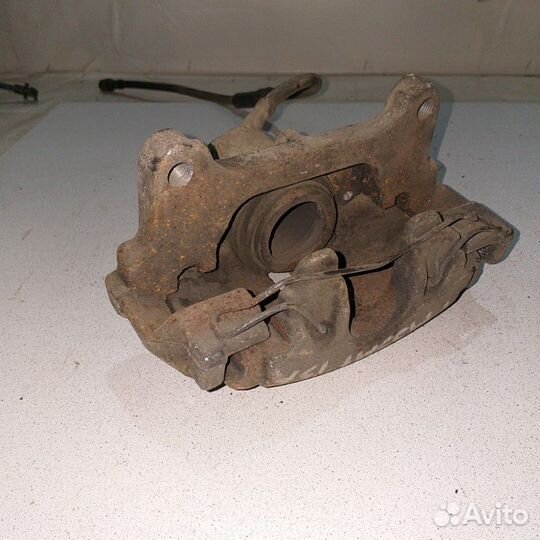 Суппорт тормозной передний Volkswagen Passat B7