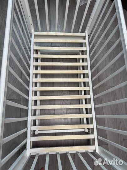 Детская кроватка с маятником и матрасом