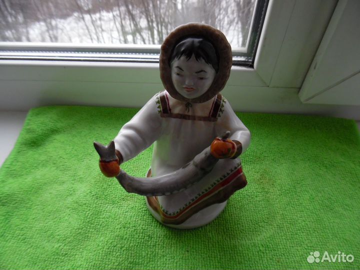 Фарфоровые статуэтки якутка с севрюгой