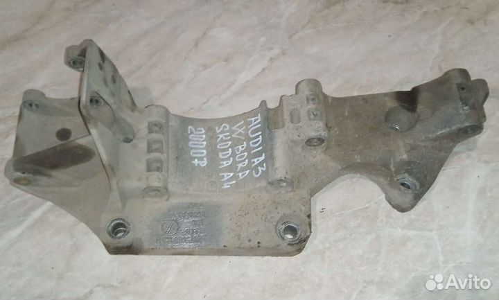 Кронштейн генератора Skoda Octavia Tour A4