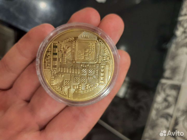 Сувенирная монета Bitcoin