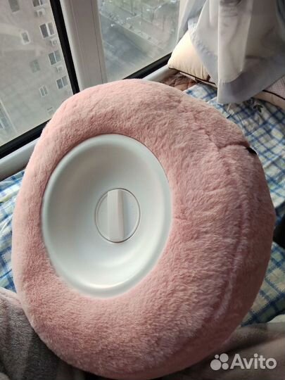 Плюшевая подушка с держателем для телефона