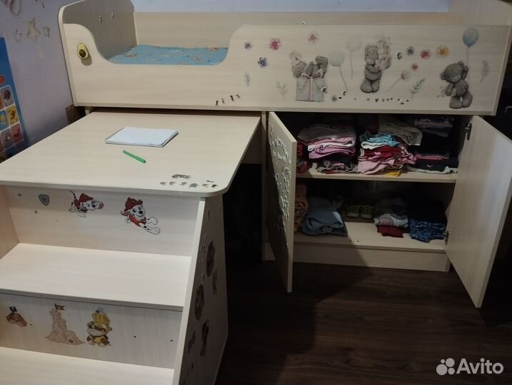 Детская кровать чердак со столом и шкафом