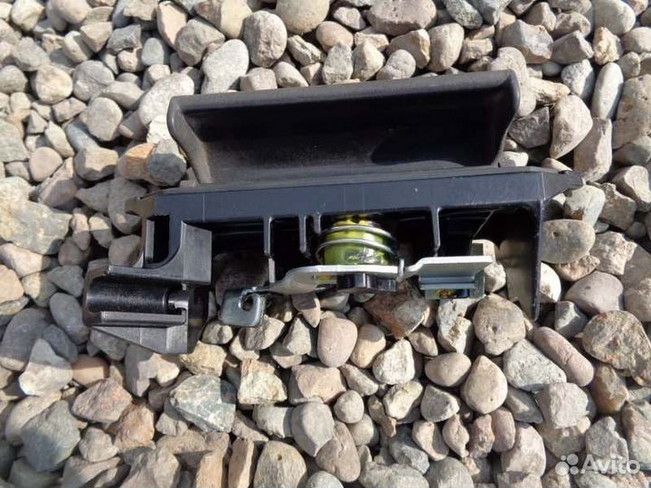 Ручка двери багажника Toyota Corolla Spacio ZZE122