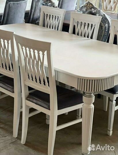 Стол и стулья