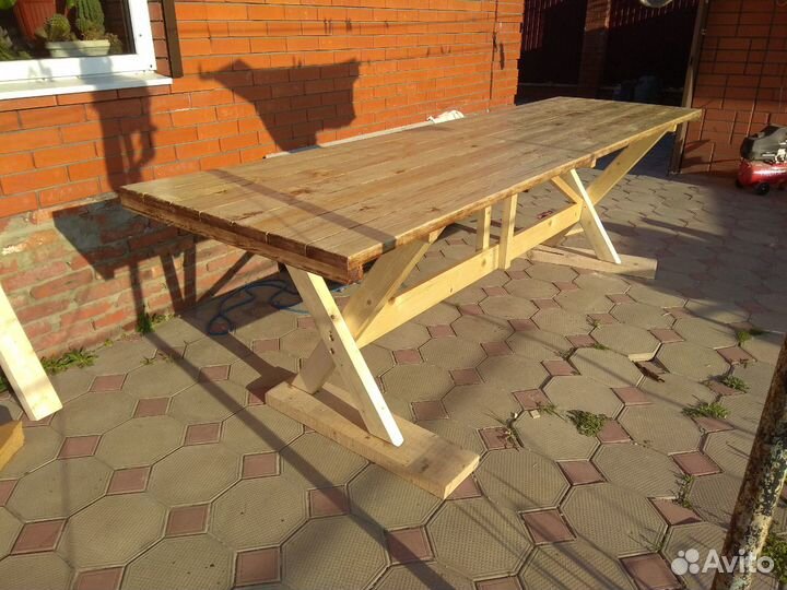Деревянные столы и лавки