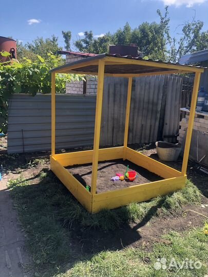 Песочница с крышей