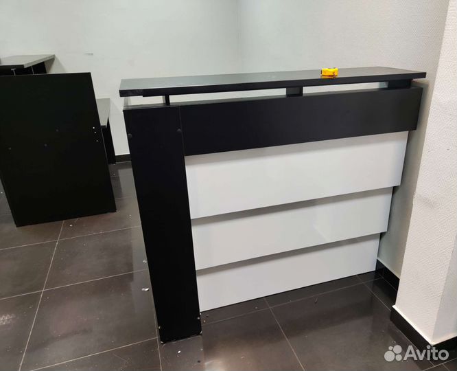 Стойка рецепшн из 4х секций черная, белый глянец