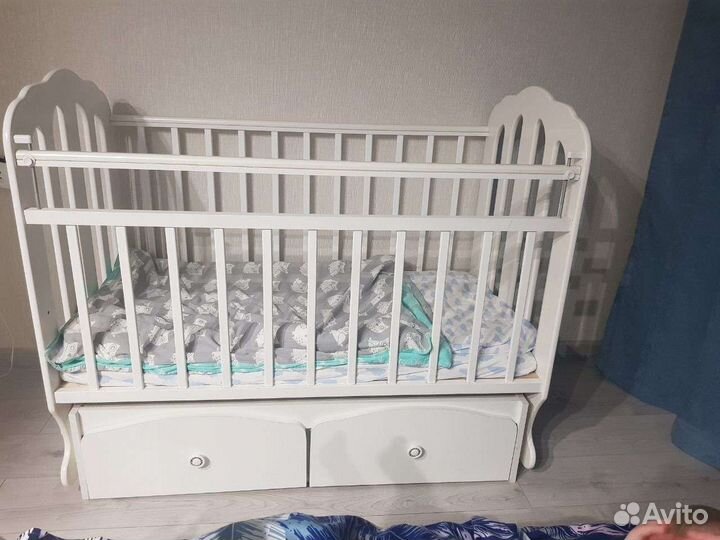 Детская кроватка с маятником и ящиком