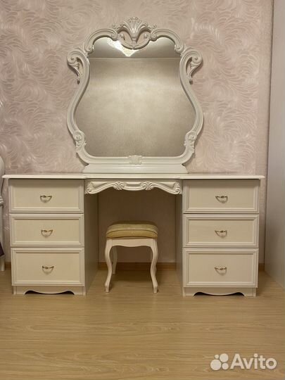 Туалетный столик с зеркалом