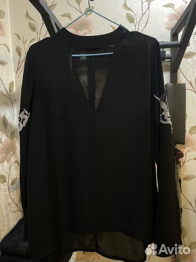 Блузка женская с вышивкой на рукавах