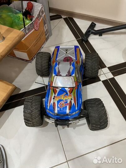 Машина на радиоуправлении с двигатель