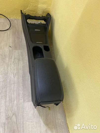 Центральная консоль с подлокотником