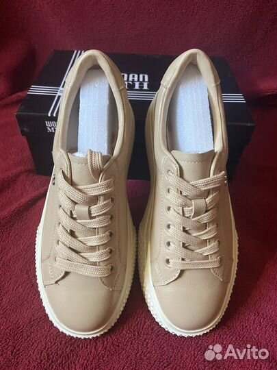 Женские кроссовки