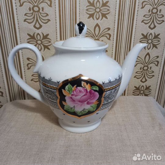 Фарфоровый чайник