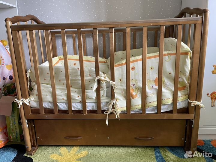 Детская кроватка с маятником и ящиком + матрас