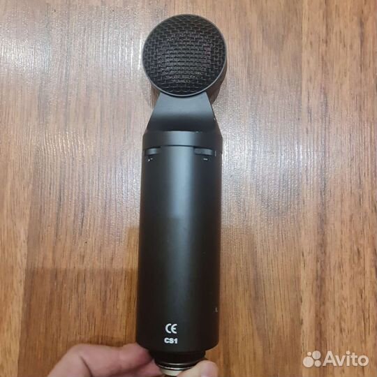 Конденсаторный студийный микрофон