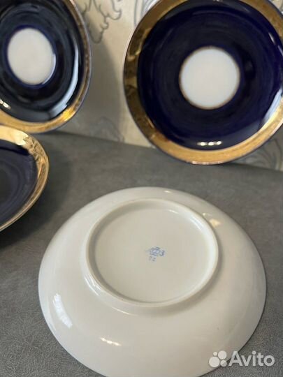 Фарфоровые блюдца 
