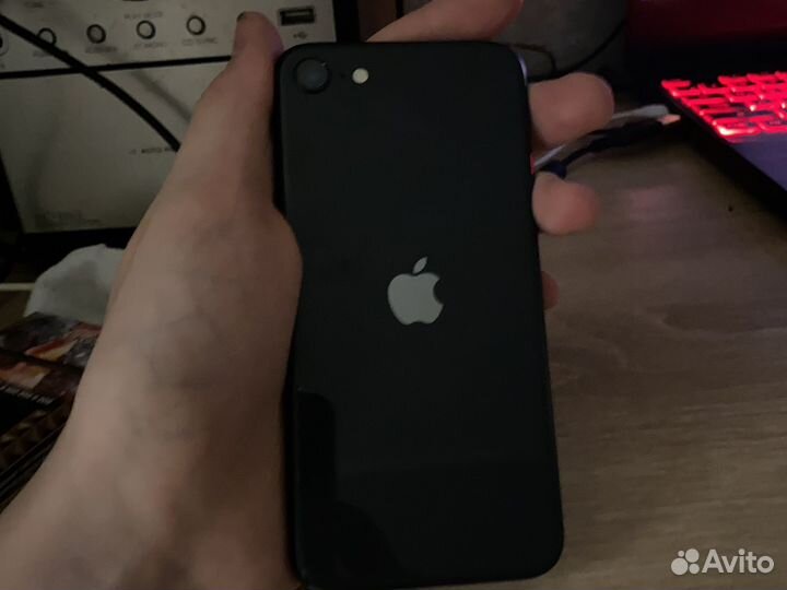 Телефон iPhone se 2020