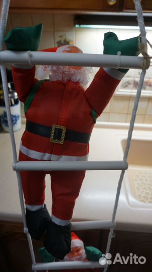 Два Деда мороза подымаются в гости