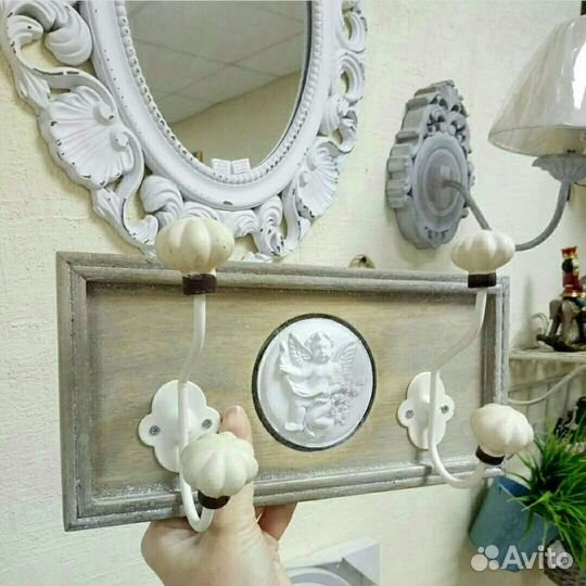 Ключницы, крючки, держатели для бумаги, вешалки