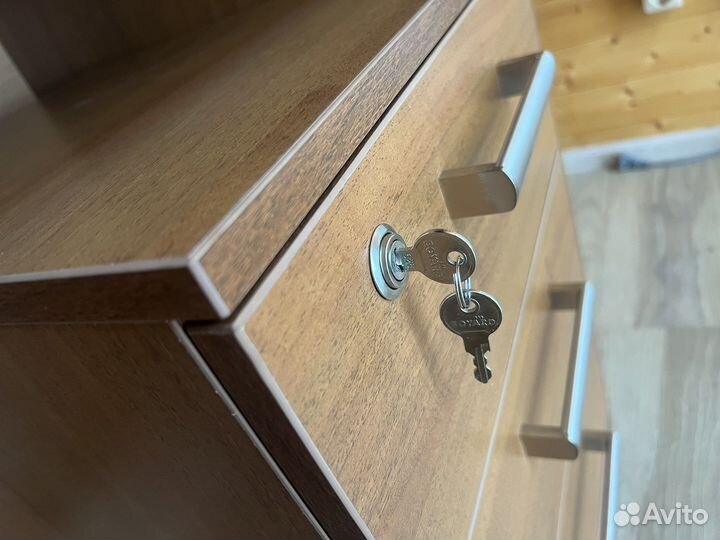 Стол письменный с тумбой