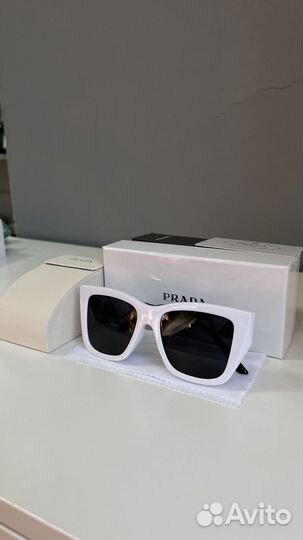Очки Prada солнцезащитные