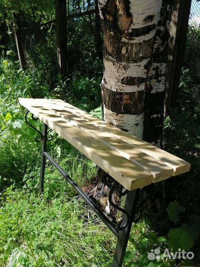 Скамейка и столик на кладбище