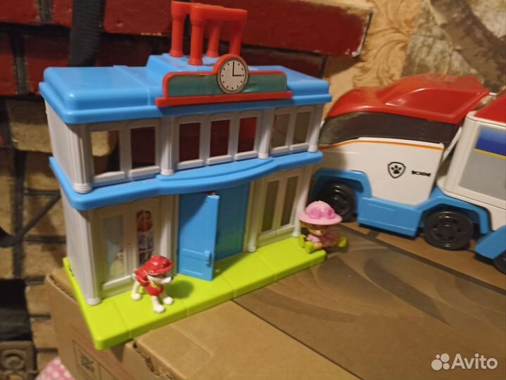 Патрулевоз и станция щенячьего патруля