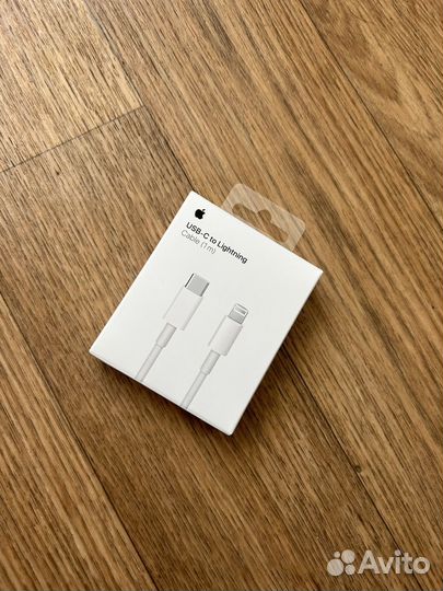 Зарядный кабель на iPhone