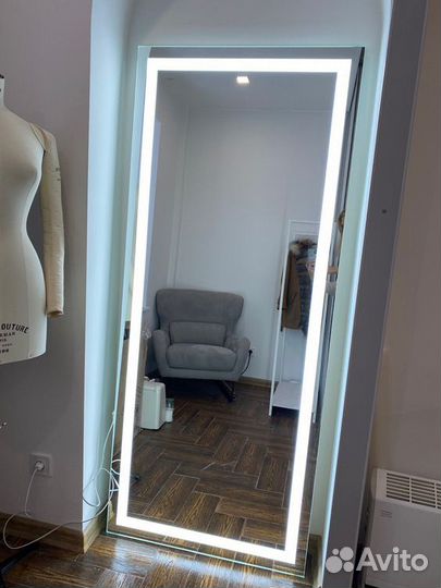 Зеркало настенное с фронтальной подсветкой