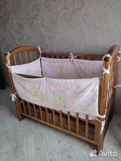 Детская кроватка с маятником