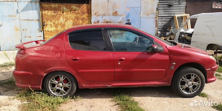В разборе Peugeot 206