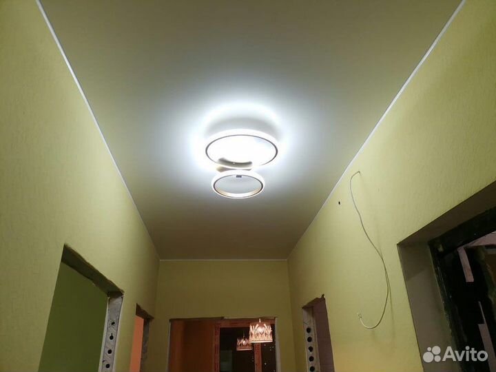 Натяжной потолок белый