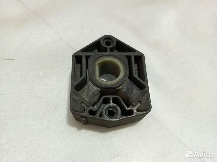 Кронштейн радиатора skoda octavia A4 Верхний