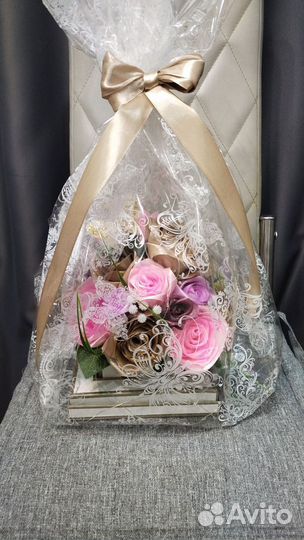 Коробочка с розами из атласных лент