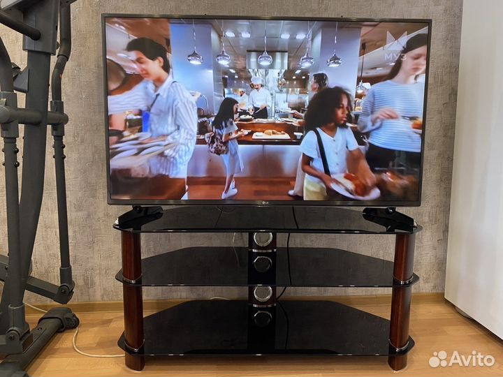 Стеклянная тумба под тв