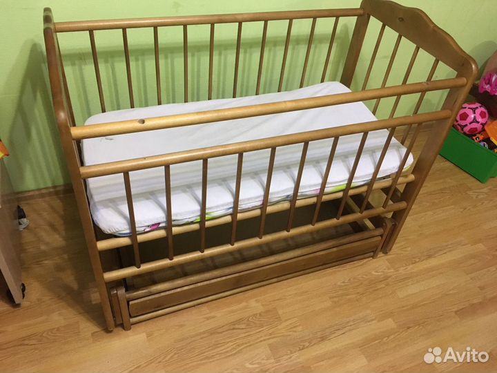 Детская кровать с маятником