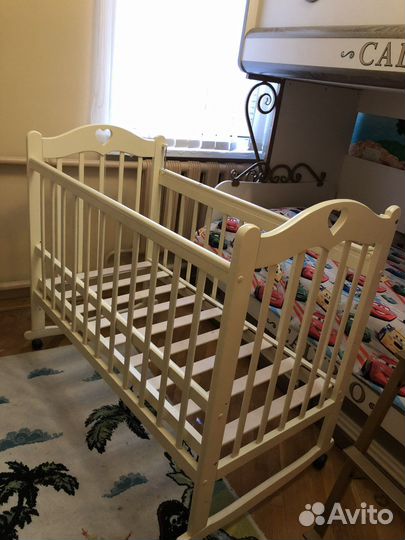 Детская кроватка с маятником