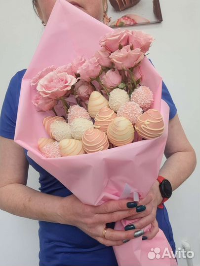 Букет из клубники в шоколаде и кустовых роз