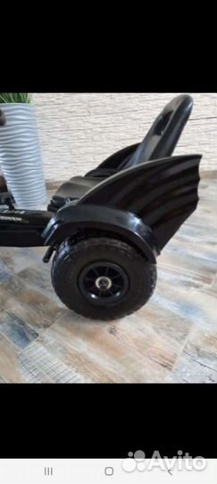 Машина на педалях