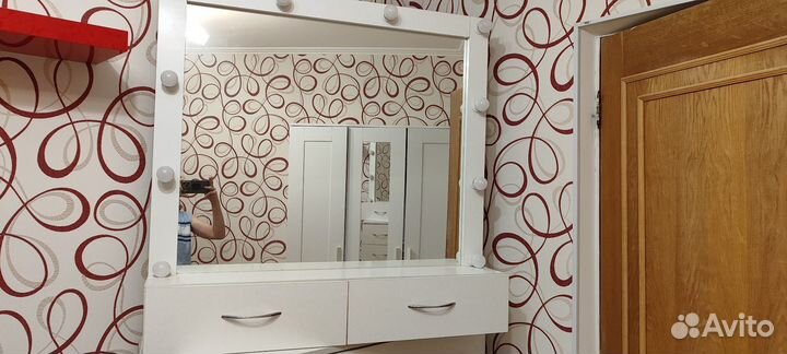 Гримерное зеркало с лампочками и полочками