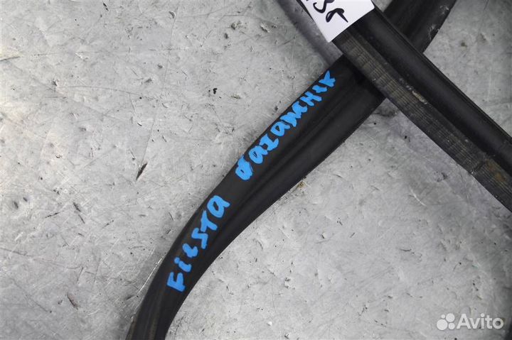 Уплотнитель багажника Ford Fiesta MK 6 2008-2013