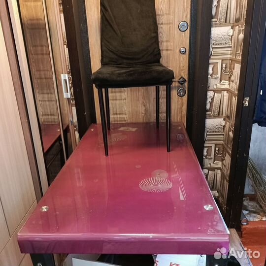 Стол кухонный стеклянный и четыре стула