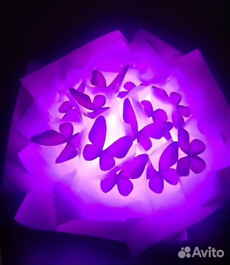 Нежный светящийся букет из бабочек