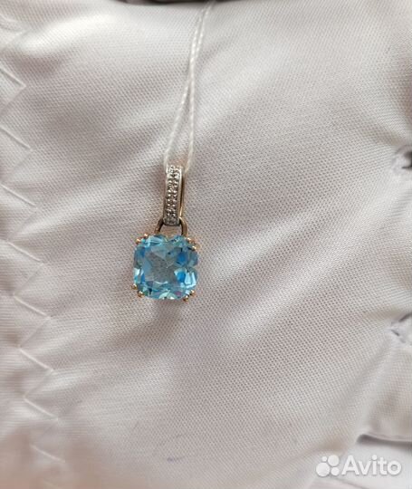 Золотая подвеска с камнем